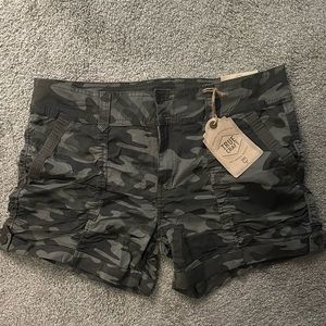 True Craft Women’s Shorts - Juniors size 15 - Camo - NWT